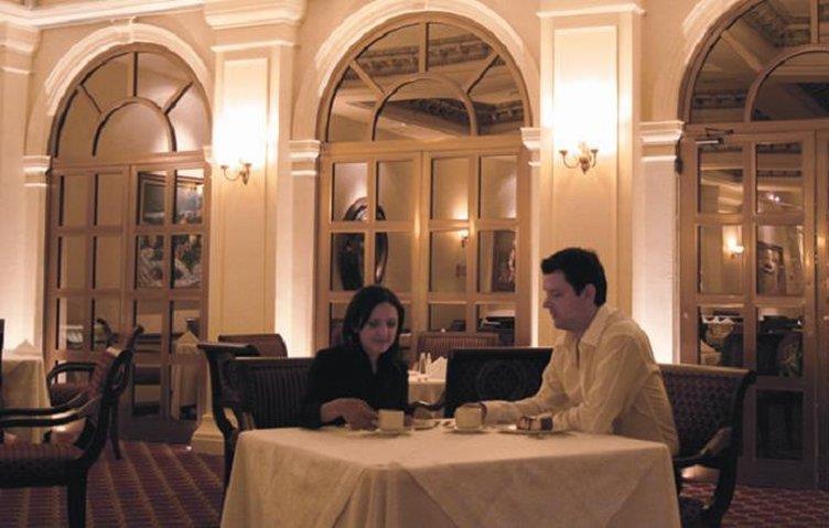Safi Royal Luxury Valle San Pedro Garza Garcia Ресторан фото A restaurant in Tehran