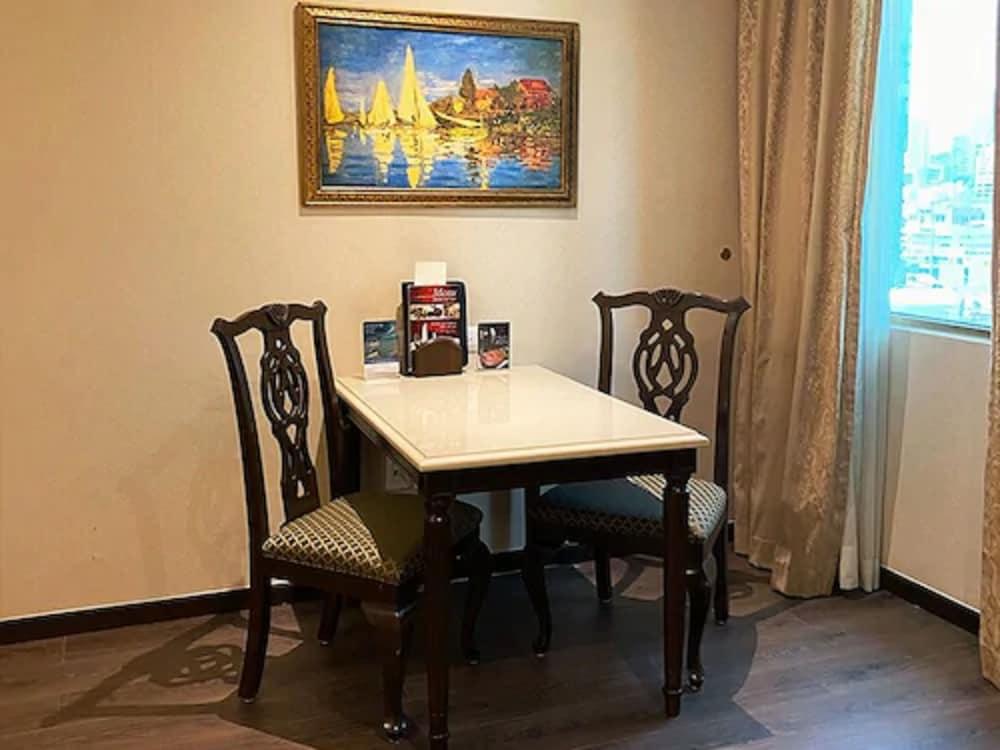 Safi Royal Luxury Valle San Pedro Garza Garcia Экстерьер фото A table and two chairs