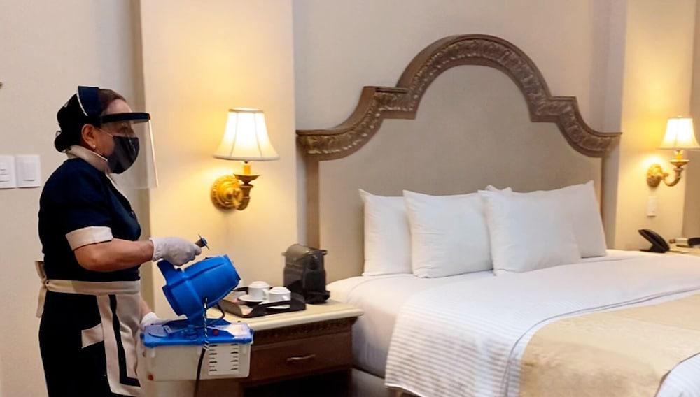Safi Royal Luxury Valle San Pedro Garza Garcia Экстерьер фото A hotel employee cleans a guest room at the Hilton San Francisco Airport.
