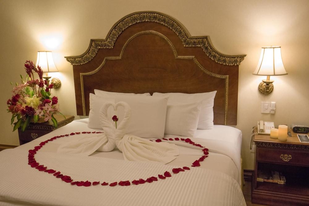 Safi Royal Luxury Valle San Pedro Garza Garcia Экстерьер фото A bed with a towel swan