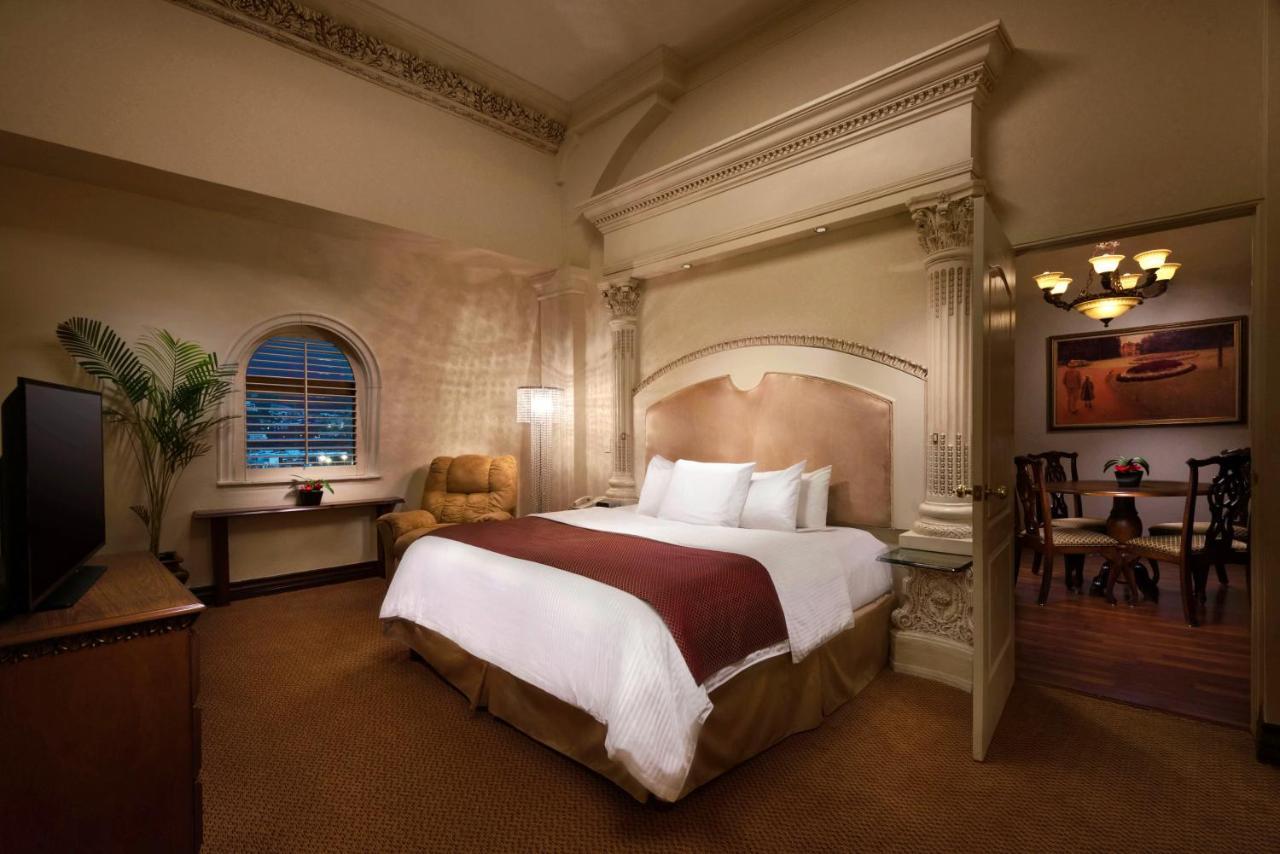 Safi Royal Luxury Valle San Pedro Garza Garcia Экстерьер фото A guest room at the Wynn