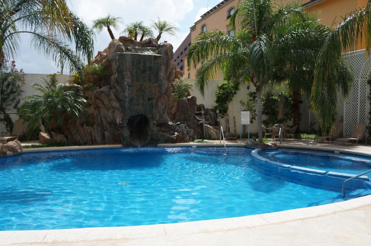 Safi Royal Luxury Valle San Pedro Garza Garcia Экстерьер фото Swimming pool at the hotel