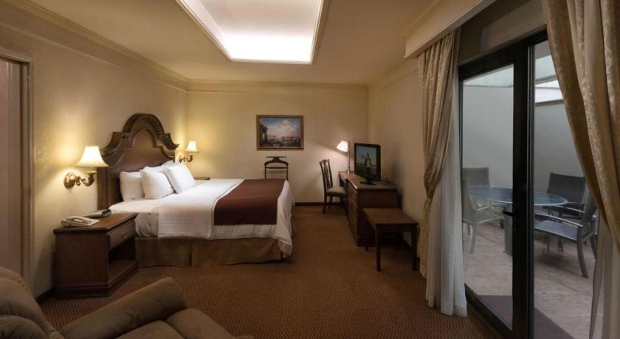 Safi Royal Luxury Valle San Pedro Garza Garcia Экстерьер фото A room at the hotel