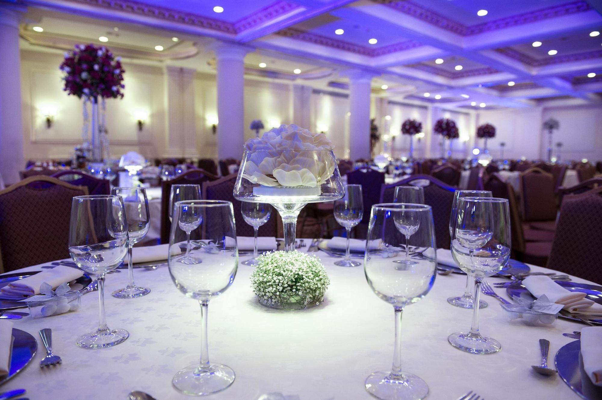 Safi Royal Luxury Valle San Pedro Garza Garcia Экстерьер фото A table set for a formal dinner