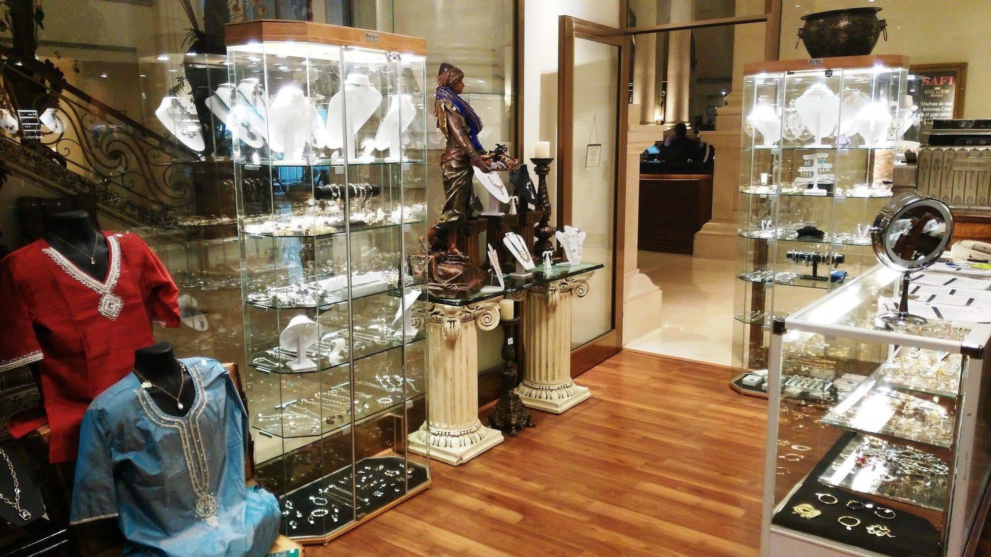 Safi Royal Luxury Valle San Pedro Garza Garcia Экстерьер фото A jewellery shop in the shopping mall